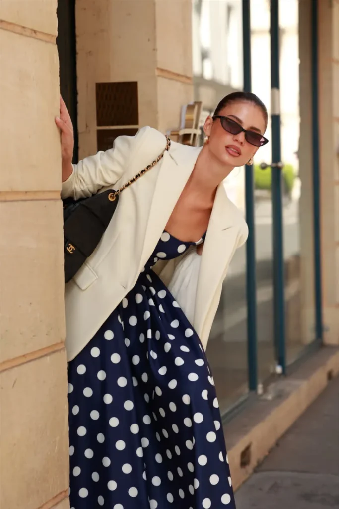 Vestido Poá Azul com Blazer Claro