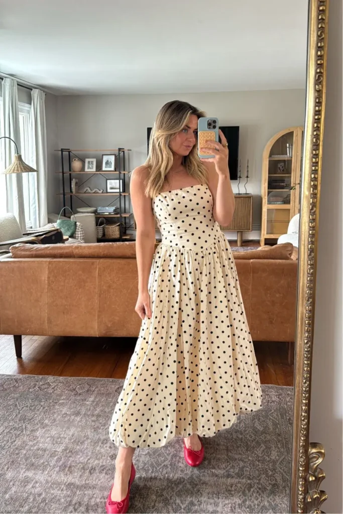 Vestido Poá Branco Romantico com Salto Vermelho