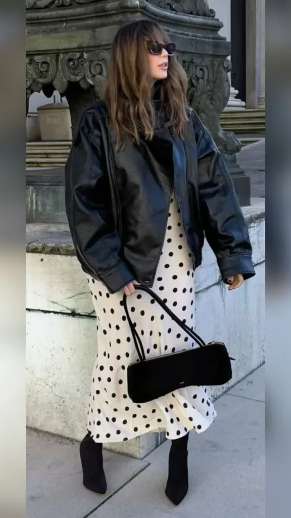 Vestido Poá Branco com Jaqueta Couro, Óculos de Sol e Botas