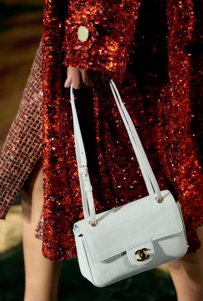 Bolsa Chanel Branca Detalhes Dourados