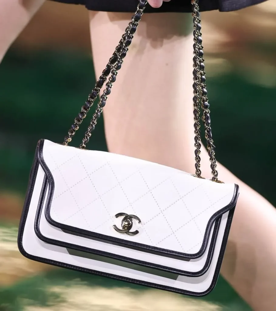 Bolsa Chanel Flap Branca c Contornos Pretos e Corrente