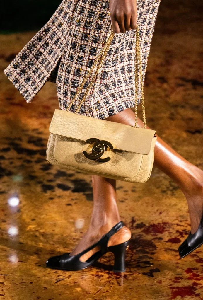 Bolsa Chanel Bege corrente Dourada