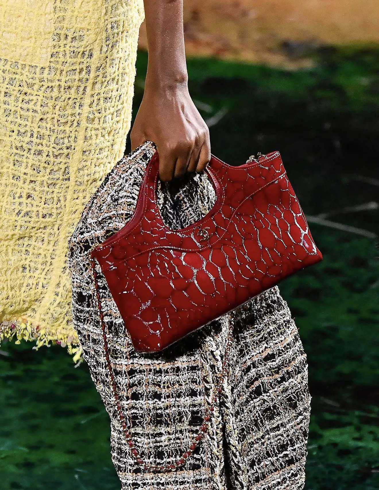 Bolsa de Mão Chanel Vinho com Textura Preta