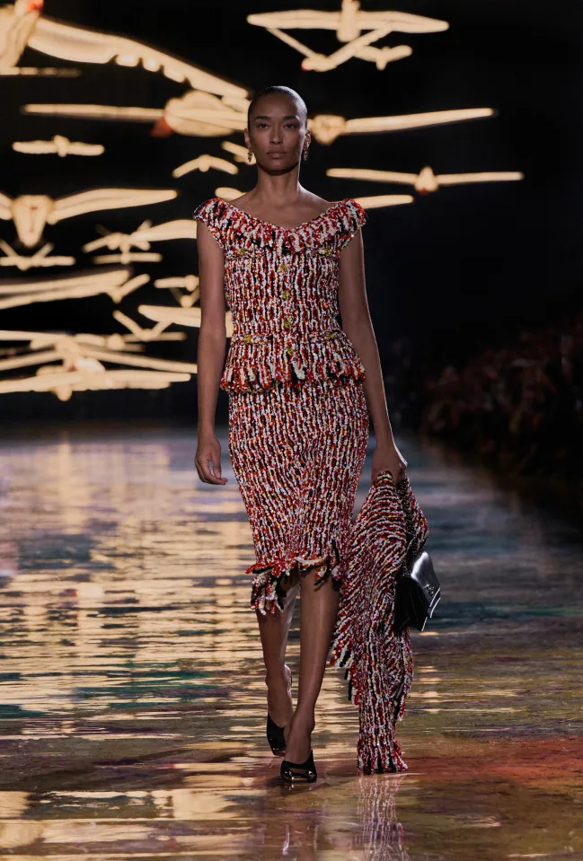 Modelo c Bolsa Desfile Chanel Primavera-Verão 2027